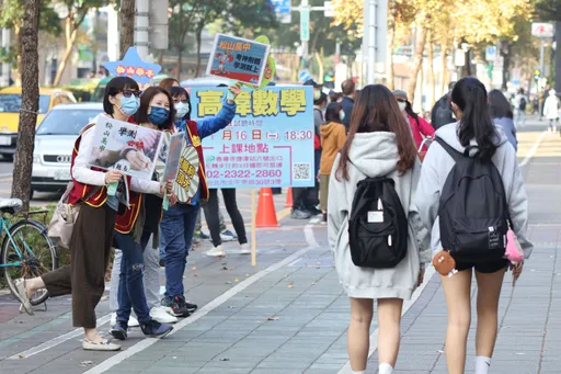上班到一半跑去考學測？　考場這幕讓3千人笑了：加油！很棒的孩子