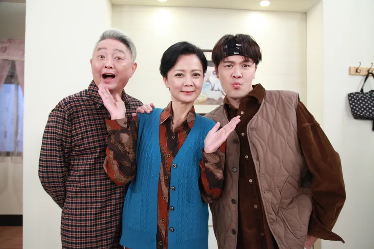 李國超（左起）和高欣欣、黃文星在《市井豪門》當一家3口。民視提供