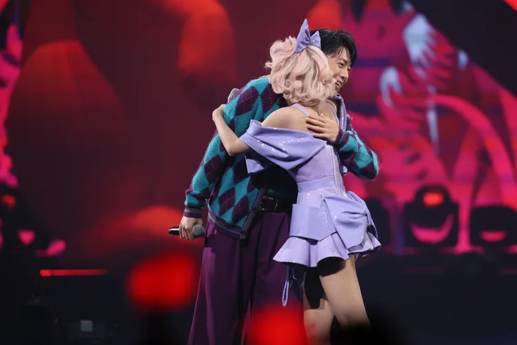 蔡依林(右)與韋禮安抱抱。鄭孟晃攝