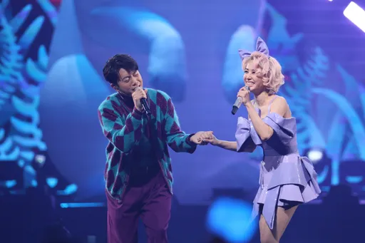 蔡依林狂撩人夫他竟倒退2公尺 破韋禮安「不近女色」禁忌牽手又抱抱