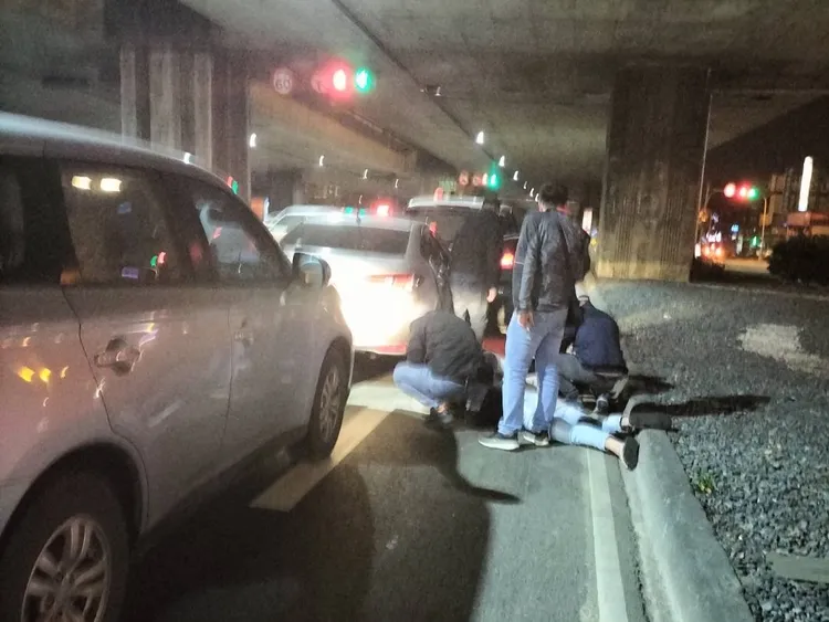 警方在台中、高雄逮捕4名嫌犯及2名接應者。讀者提供