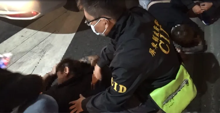 嫌犯束手就擒，毫無逞兇時的氣焰。讀者提供