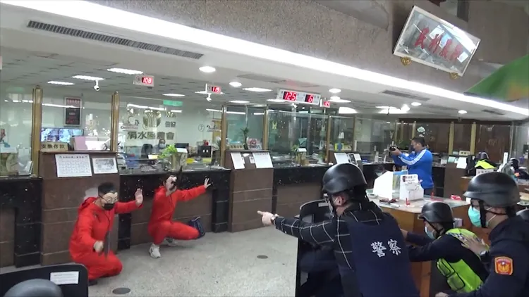 「真警察」喝令「假歹徒」棄械投降。警方提供