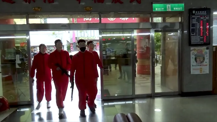 警員裝扮影集《紙房子》」搶匪進入清水區農會。警方提供