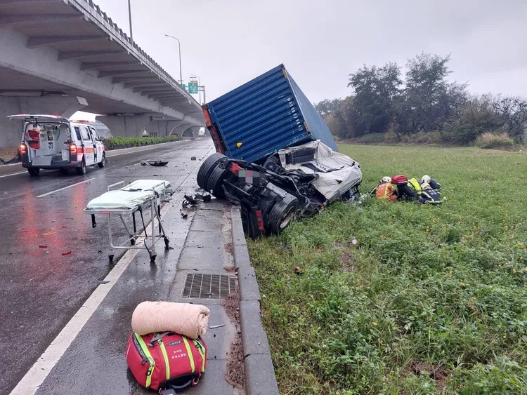 聯結車由高架橋翻落平面道路。桃園市消防局提供