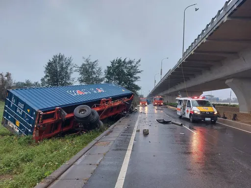 台61線聯結車高架橋翻落平面道路 駕駛命大自行脫困獲救