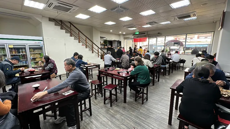 品嚐新鮮平價鮮魚湯，店內消費者絡繹不絕。林泊志攝