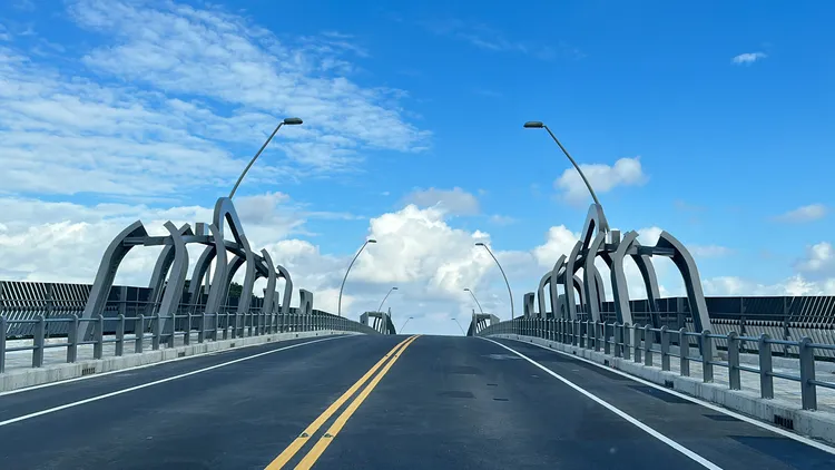 南方澳大橋上有鯖魚意象設計。林泊志攝