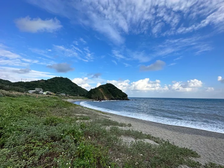 南方澳內埤海邊景色宜人，常有民眾、情侶在沙灘散步，也被稱為「情人灣」。林泊志攝