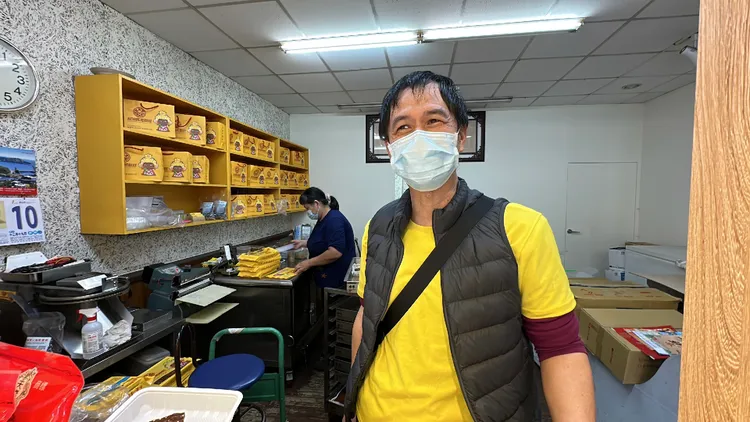 蘇澳媽黑糖糕業者陳福南說明黑糖糕製作流程。林泊志攝