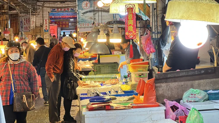 遊客挑選魚獲。林泊志攝