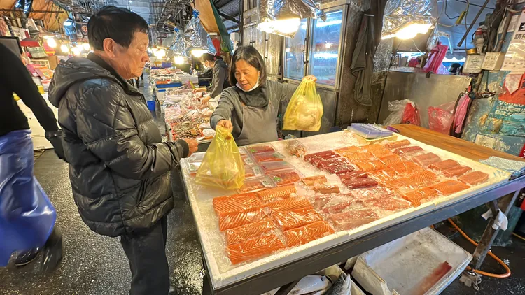新鮮生魚片遊客當場購買大快朵頤。林泊志攝