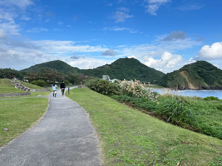 南方澳內埤海邊景色宜人，常有民眾、情侶在沙灘散步，也被稱為「情人灣」。林泊志攝