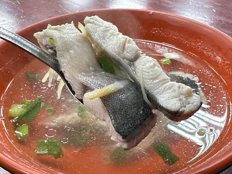 鮮魚湯內的魚肉都是新鮮現撈魚獲，每碗新鮮美味又大塊。林泊志攝