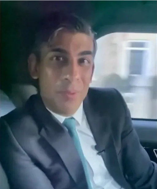 坐後座沒繫安全帶 英相糗吞3800元罰單認錯