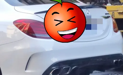 賓士C系列車尾這樣貼 網驚「8+9中不凡的地位」