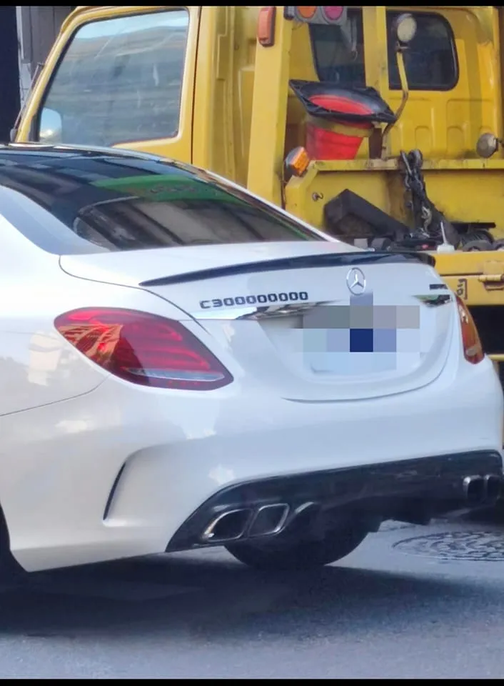 網友在路上驚見C3億。翻攝臉書社團《路上觀察學院》