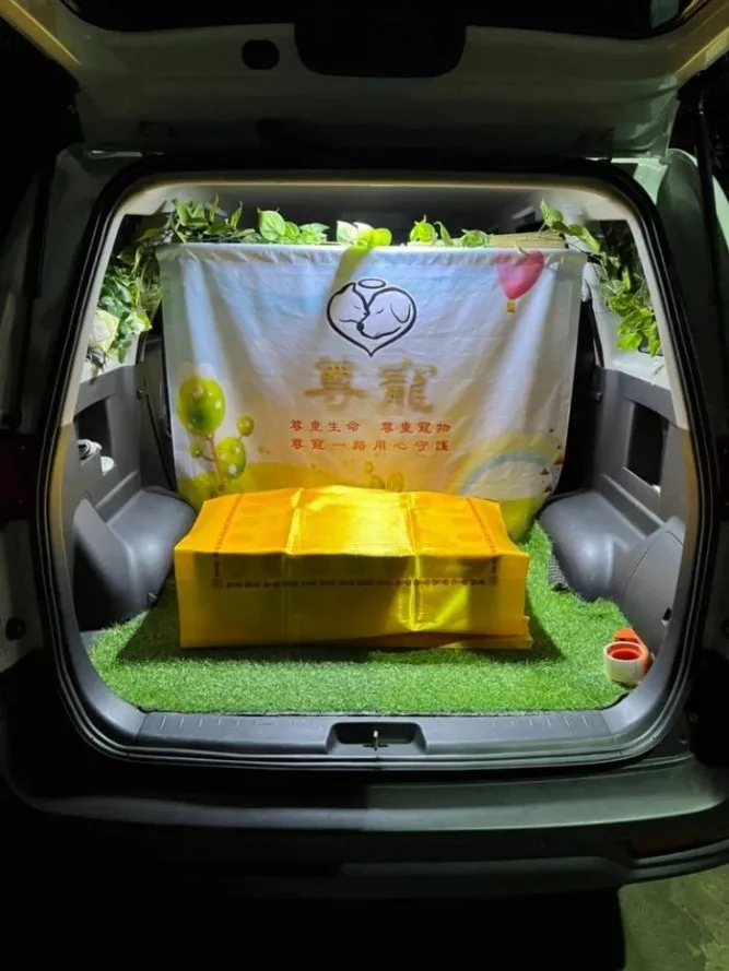 網友選擇聯繫寵物禮儀社，花一點錢送小黑狗最後一程，讓牠能有個善終。翻攝《Dcard》論壇