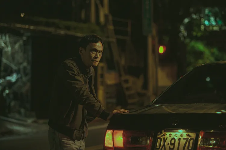 陳以文飾演刑警，拍攝時又追逐又打，他形容那個苦是在心裡。Disney+提供