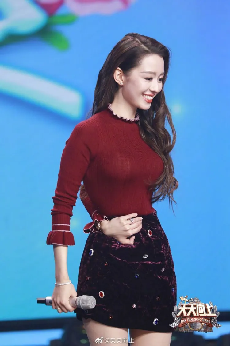 她產後曾在節目上公開腰圍，只有驚人的21吋。翻攝天天向上微博