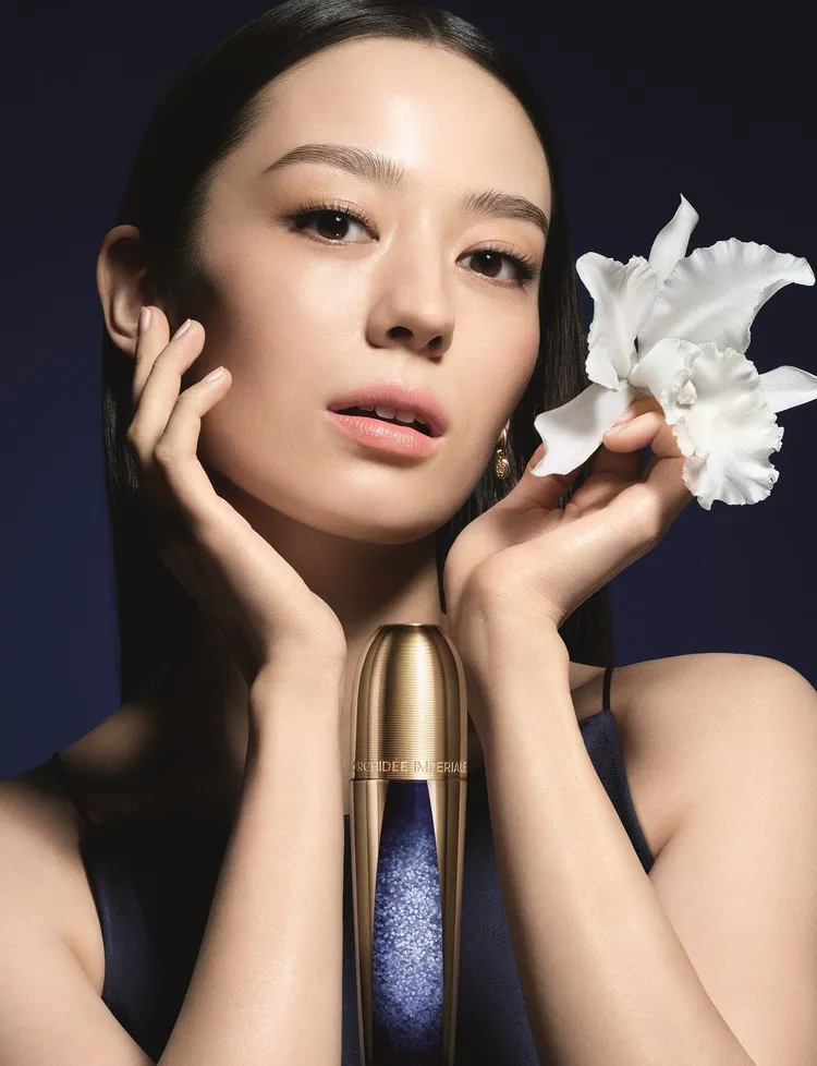 Gina Alice德韓混血的仙女級美臉，受到嬌蘭青睞，成為品牌蘭鑽全球形象大使。品牌提供