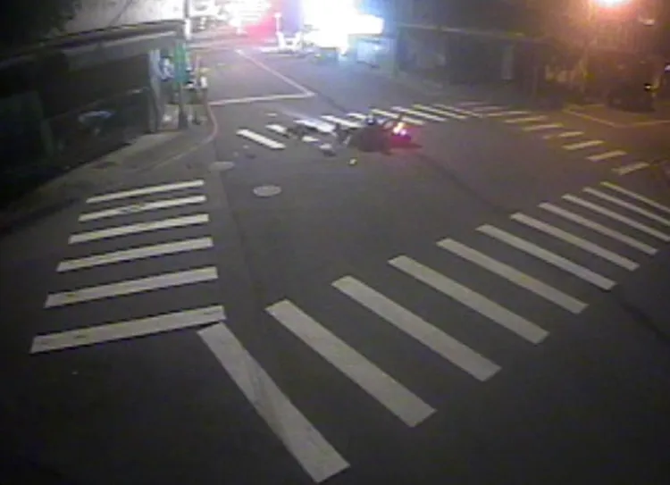 兩機車相撞雙雙倒地。警方提供