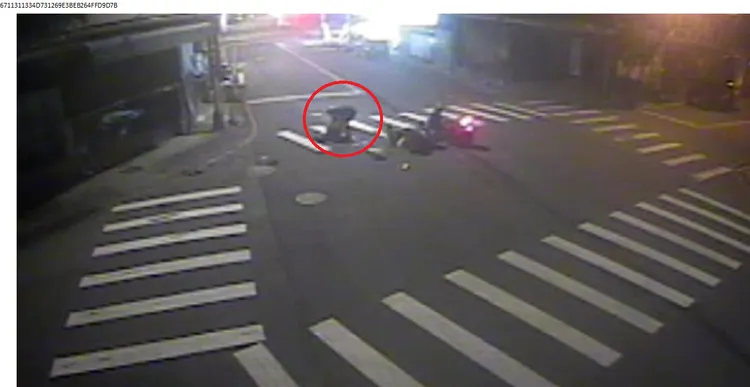 男騎士下車攙扶被撞倒婦人（紅圈處）。警方提供