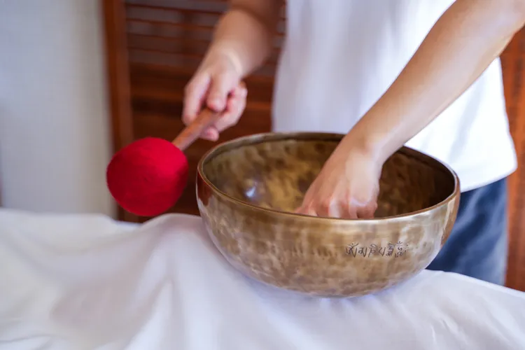 養生限定芳療加入頌缽，透過聲音與觸感舒緩身心。田欣雲攝