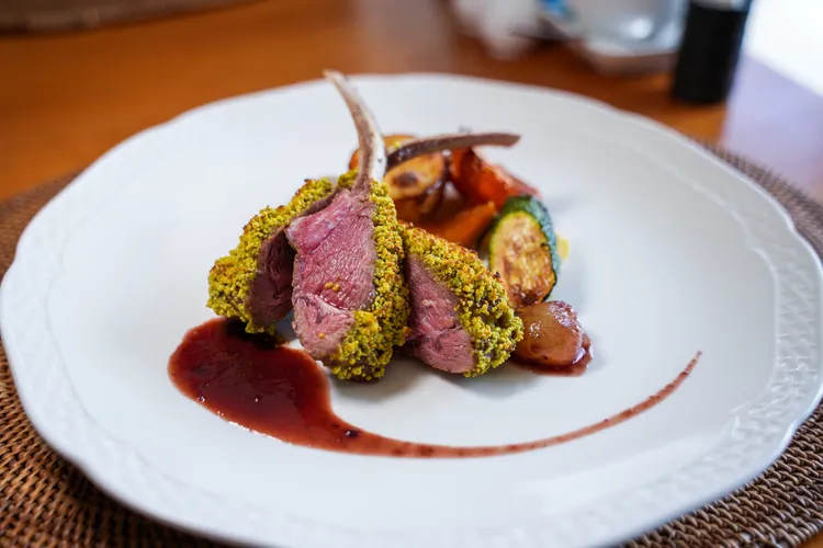 「冬季養生之旅」3天2夜專案包含東方餐廳「田園舒活料理」西式午間套餐，圖為主菜「法式羔羊排/開心果/葡萄醬汁」。田欣雲攝