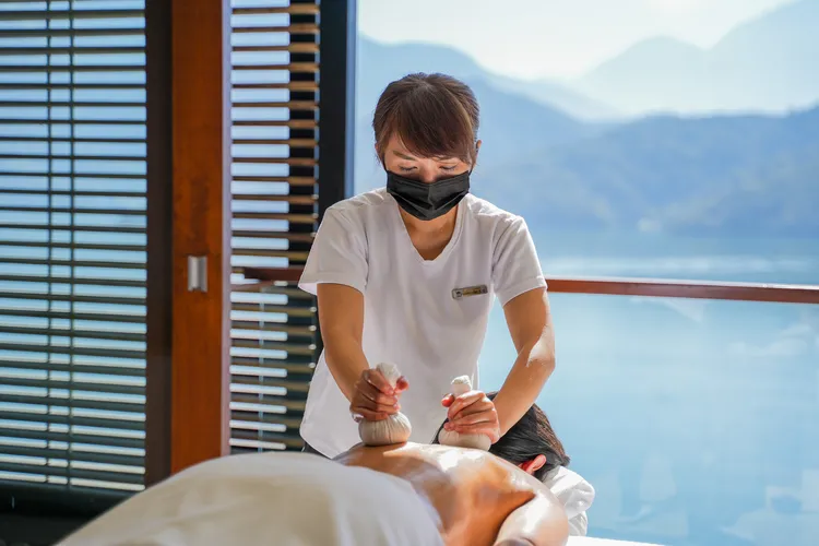 「養生限定芳療75分鐘」內容包含養生足浴、頌缽、THE LALU經典按摩及藥草蒸氣浴，以「茶拓溫經」按摩放鬆身驅。田欣雲攝