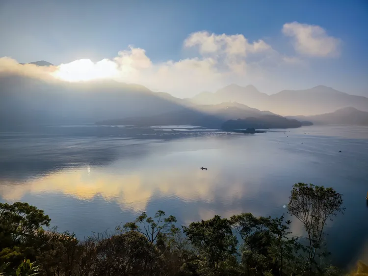 南投日月潭冬日氣候相對穩定，陽光時常露臉，讓這兒成為旅客避冬祛寒的度假勝地。田欣雲攝