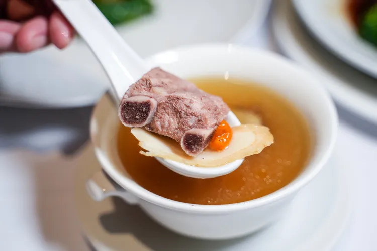 湖光軒漢方養生料理晚間套餐湯品「粉光枸杞燉子排」。田欣雲攝