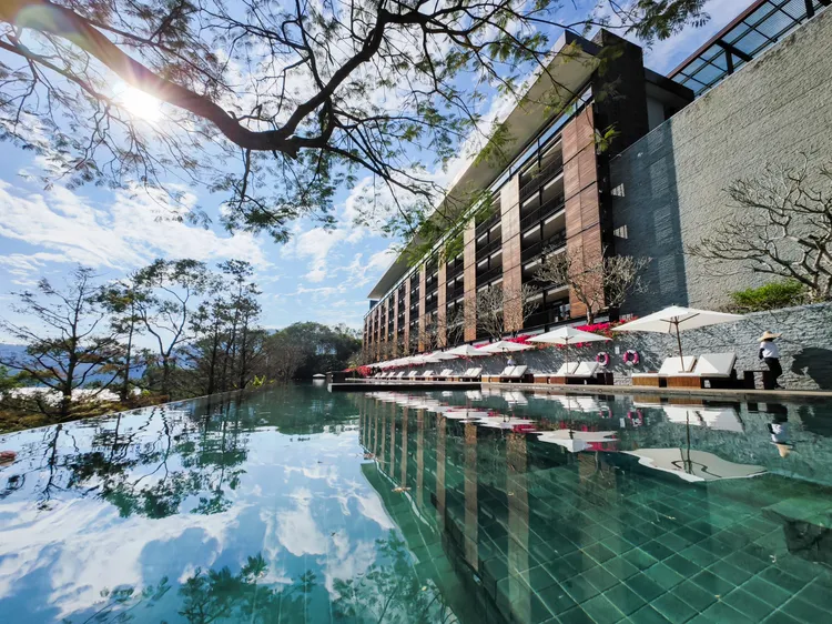 涵碧樓酒店擁有坐北朝南的絕佳坐向，無邊際泳池景觀更是一大賣點。田欣雲攝