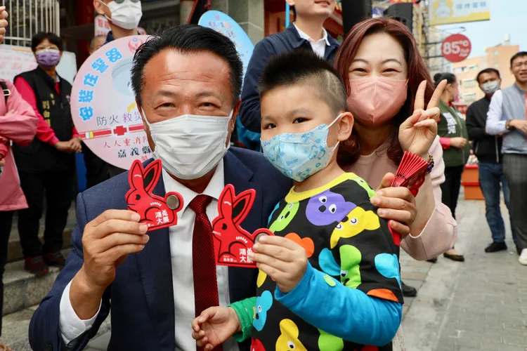 翁章梁說，兔子咬上5元硬幣象徵玉兔咬錢，祝福鄉親錢兔似錦縣府提供。縣府提供