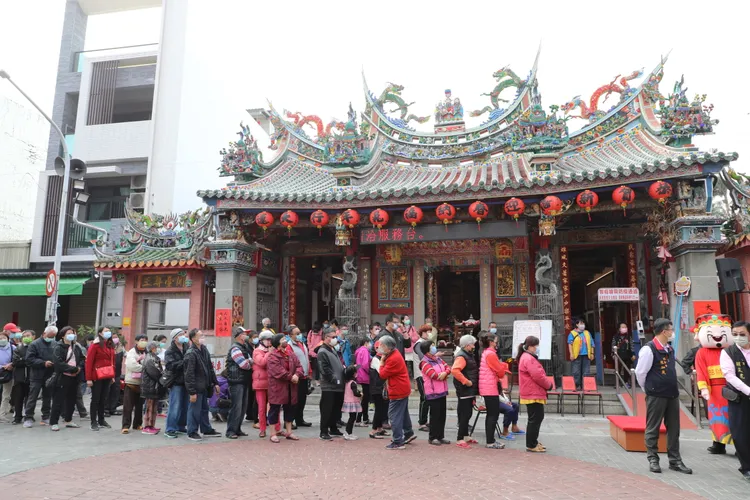 嘉義縣長翁章梁發紅包，鄉親們排隊等待領取紅包。縣府提供