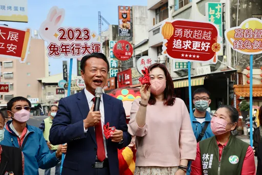 翁章梁偕妻初二發紅包 連跑11家廟宇!不忘行銷嘉義鮮優伴手禮