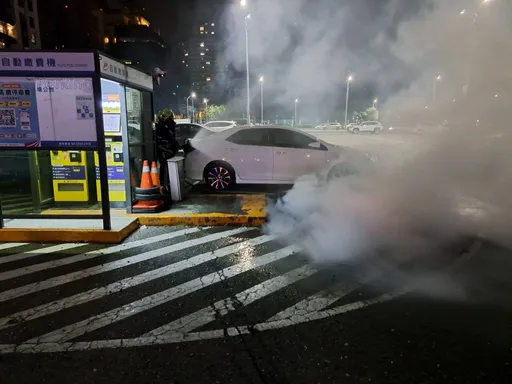 跨年放鞭炮闖禍! 子母車燒起來、旁邊自小客也燻黑