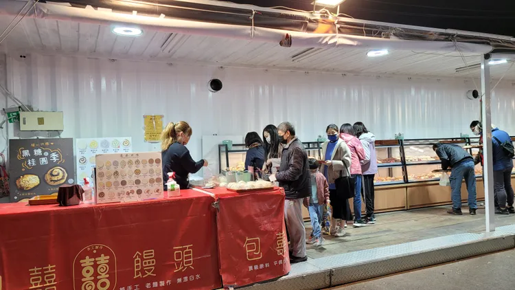 商家在貨櫃屋內營業情形。劉榮輝攝