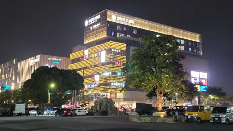 南紡購物中心對面的大益貨櫃商店街。劉榮輝攝