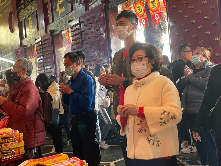 《詐團圓》陳淑芳（右）與鍾承翰前往高雄關帝廟拜拜祈求票房。台北双喜電影提供