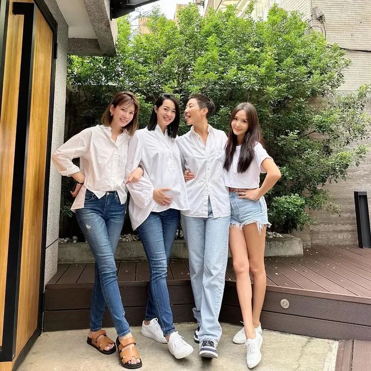 孫怡（右2）與袁悅苓（左2）在2022年11月登記結婚，當時由女星Melody（左1）與孫芸芸（右1）擔任結婚證人。翻攝melodykliu IG