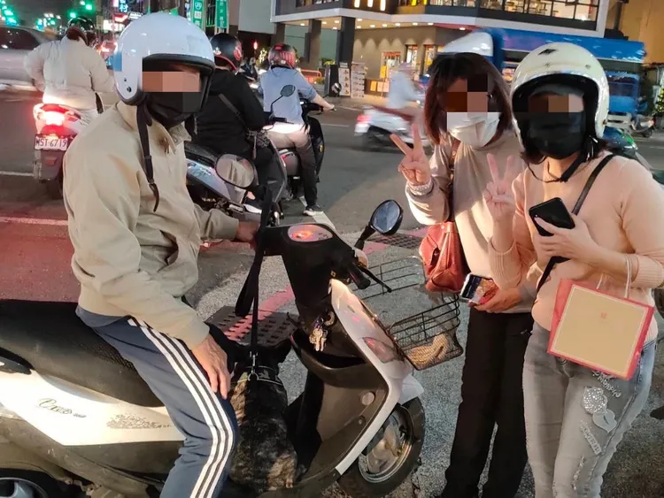 愛狗人士的拾得人及女警，順利將法鬥送回主人懷抱。翻攝畫面