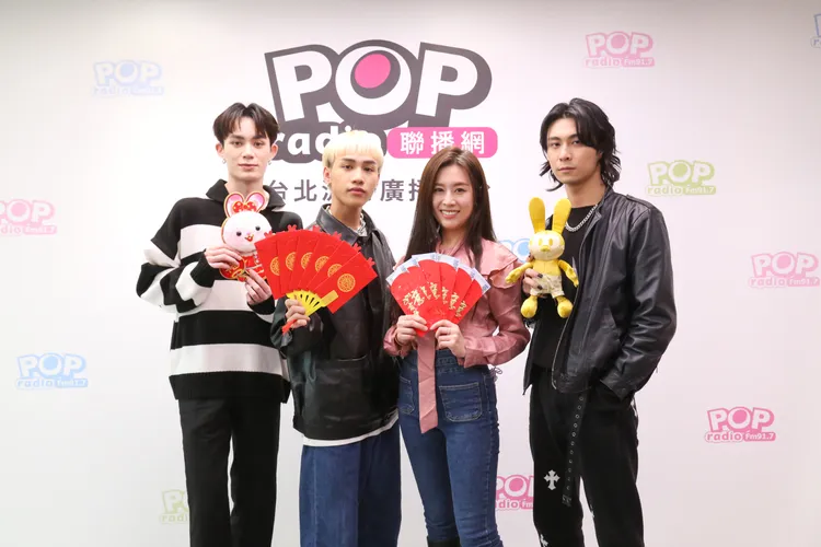 《原子少年》植宇(左起)、巴比與MAX(右)接受Emily(右二)訪問。POP Radio提供