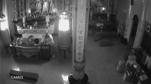 半跪半爬進廟偷錢　神明都看不下去！最虔誠的賊下場是這樣