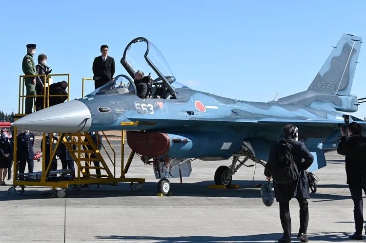史托騰柏格周二參訪位於埼玉、狹山的日本航空自衛隊入間基地，坐進F-2戰機。法新社