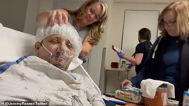 傑瑞米雷納遭鏟雪車壓傷後緊急動手術救回一命。翻攝jeremyrenner Twitte