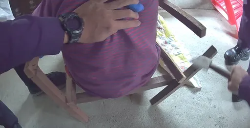 送餐員發現台東婦昏迷卡椅縫 急報案求救!警破壞木椅順利救人