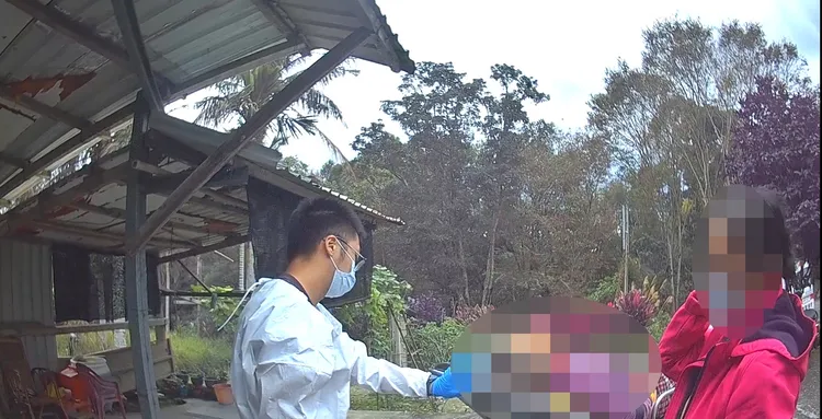 家屬與送餐員感謝警方協助。台東分局提供