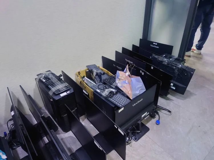 警方查扣電腦主機等證物。警方提供