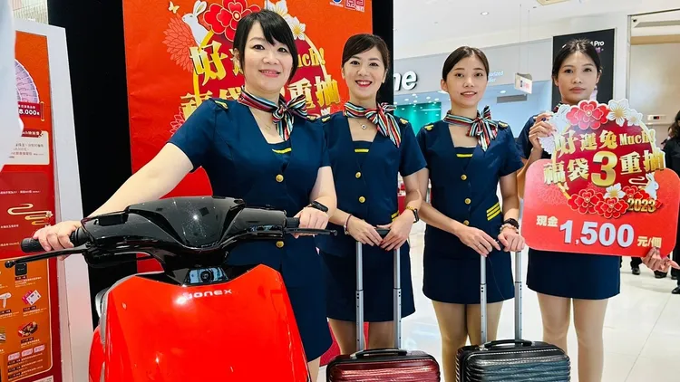 遠百花蓮店福袋明天開賣，有機會抽「遠東百貨168000元商品券」及「Kymco i-One電動機車」。遠東百貨提供